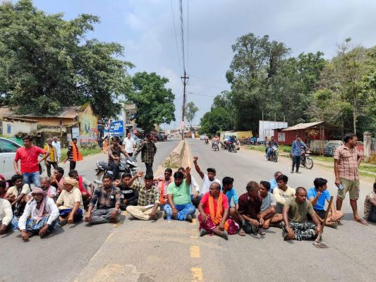 पानी के लिये जल संसाधन विभाग के सामने धरना प्रदर्शन