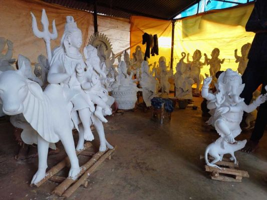 गणेश की प्रतिमाओं को अंतिम रूप देते मूर्तिकार