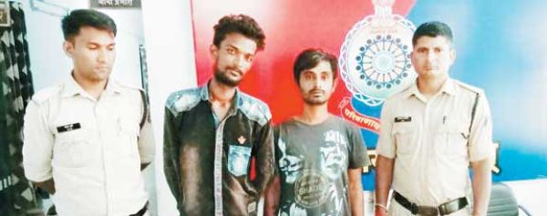 चाकू लेकर घूमने वाले दो आरोपी पकड़ाए