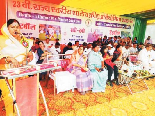 दशमत जंघेल ने फहराया राज्य शालेय क्रीड़ा प्रतियोगिता का झंडा, किया परेड का निरीक्षण