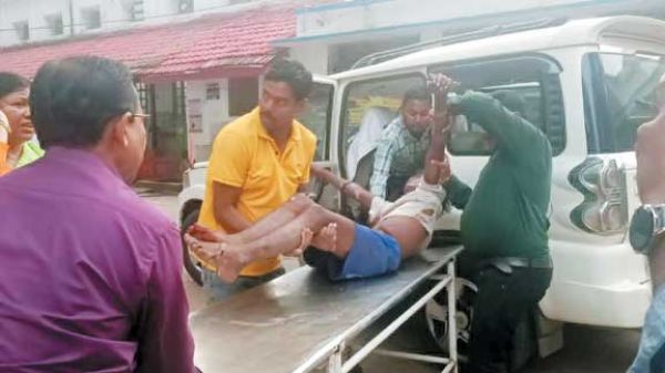 अनियंत्रित डंफर ने बाइक को मारी ठोकर, 3 घायल