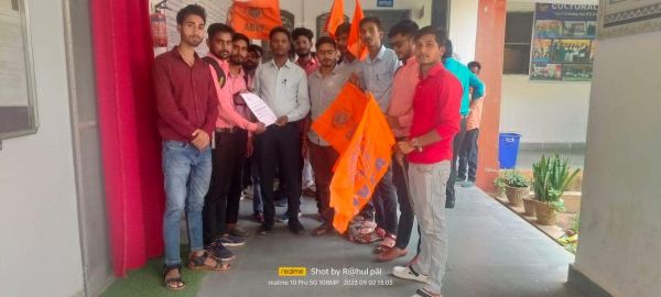 तीन सूत्रीय मांगों पर एबीवीपी ने कॉलेज प्रशासन को सौंपा ज्ञापन