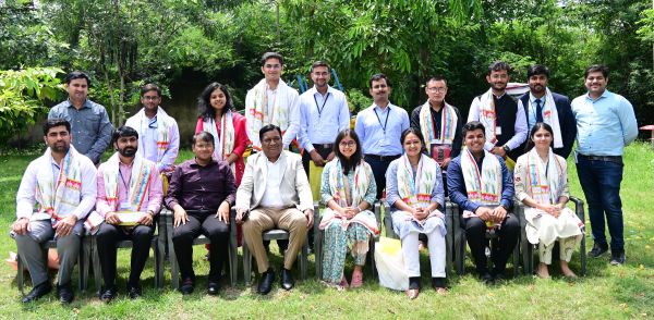 कलेक्टर से मिले यूपीएससी 2022 बैंच के प्रशिक्षु अधिकारी