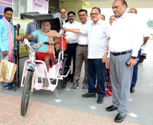 मनराखन को मिली बैटरी चलित ट्रायसायकल
