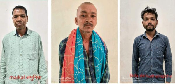 अवैध रूप से महुआ शराब बेचते तीन गिरफ्तार