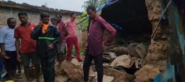 बारिश से ढहा मकान, बुजुर्ग की मौत, पत्नी-बेटी गंभीर 