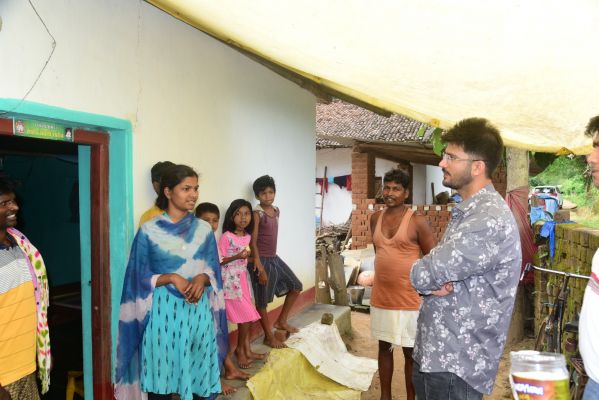 कलेक्टर ने कोकोड़ी में घर-घर जाकर बीएलओ के कार्यों का किया निरीक्षण