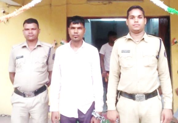 मंगेतर के साथ जा रही युवती से छेड़छाड़, तलवार की नोक पर लूट