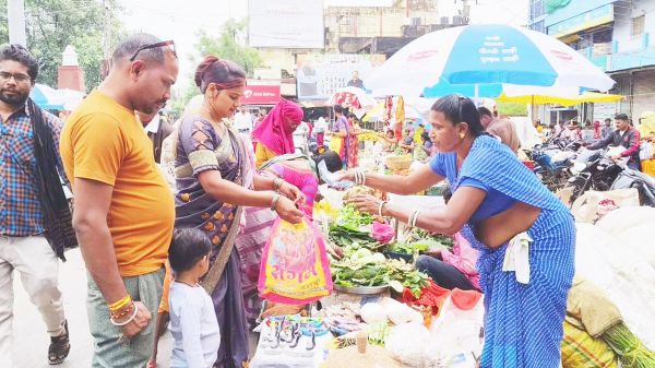 पूजन सामग्रियों की बढ़ी बिक्री, बाजार में चहल-पहल