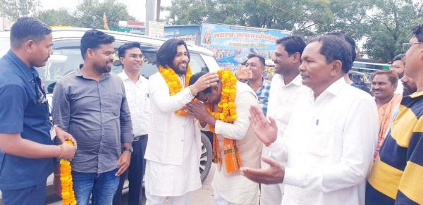 गुरु खुशवंत साहेब के राजिम आगमन पर भाजपा प्रत्याशी रोहित  व सतनामी समाज ने किया स्वागत