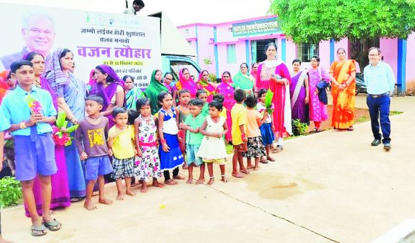 वजन रथ को हरी झंडी दिखाकर किया रवाना