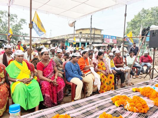 आप नेताओं ने धरना-प्रदर्शन  कर विधायक कार्यालय घेरा