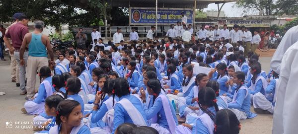 अंग्रेजी शिक्षक की कमी के विरोध में स्कूली बच्चों ने किया चक्काजाम