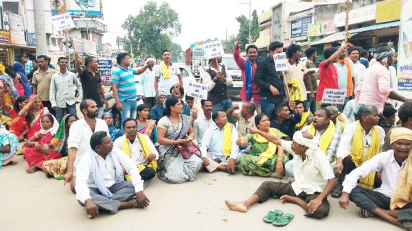 आदिवासी युवक की मौत, प्रदर्शन