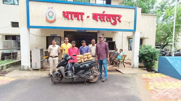 रायपुर के दो युवक गांजा बेचने  तलाश रहा थे ग्राहक, गिरफ्तार