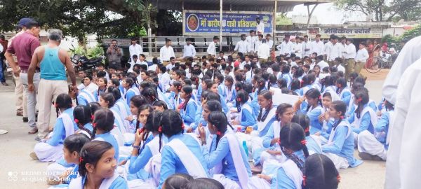 अंग्रेजी शिक्षक की कमी के विरोध में स्कूली बच्चों ने किया चक्काजाम