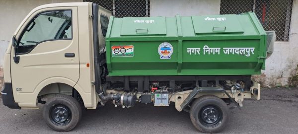 कचरा गाड़ी में मां दंतेश्वरी की तस्वीर, रोष