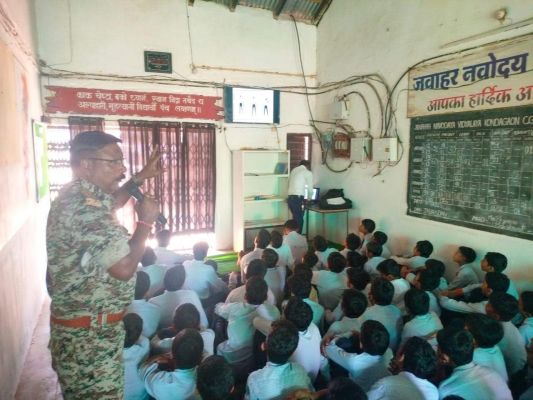 स्कूली बच्चों को दी यातायात  नियमों की जानकारी