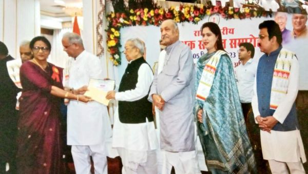 डॉ. मुकुटधर पांडेय स्मृति पुरस्कार से सम्मानित हुईं मधु तिवारी