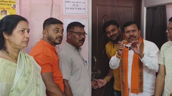 निगम आयुक्त के रवैये से खफा विपक्षी पार्षदों ने दफ्तर में जड़ा ताला