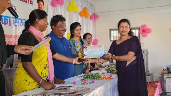 जिले भर के 137 उत्कृष्ट शिक्षकों को संसदीय सचिव मिंज ने किया सम्मानित