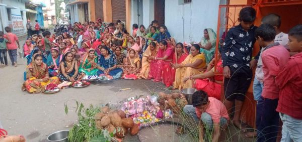 संतान की दीर्घायु के लिए माताओं ने रखा व्रत