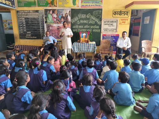नवापारा प्राथमिक स्कूल  में शिक्षक दिवस मना
