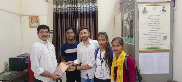 अंबेडकर यूथ सर्कल के युवाओं ने भगवत गीता भेंट कर मनाया शिक्षक दिवस