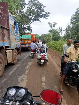 मालवाहक ट्रक खराब, कोंडागांव-नारायणपुर  मार्ग पर लगा जाम 