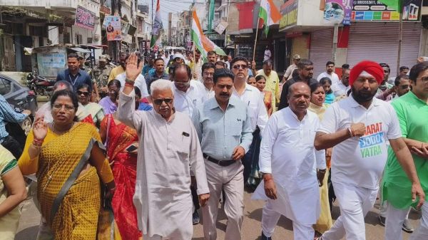 भारत जोड़ो यात्रा की पहली वर्षगांठ पर कांग्रेसियों ने निकाली रैली