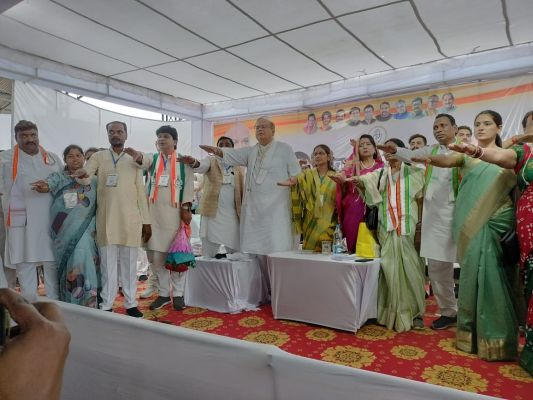 कांग्रेस के संकल्प शिविर में अमितेश शुक्ल और शैलेंद्र साहू समर्थक नारेबाजी को लेकर आपस में उलझे