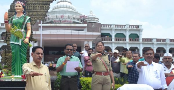 बाकी काम ला छोड़ देबो, बेमेतरावासी  वोट देबो की थीम पर हस्ताक्षर अभियान 
