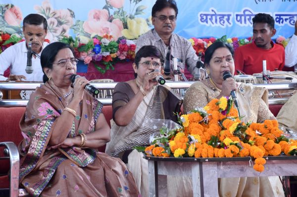 खुमान साव की प्रतिमा का अनावरण