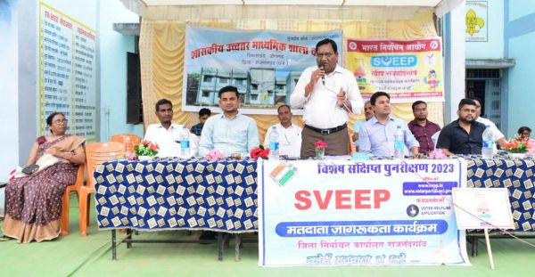 18 वर्ष पूर्ण करने वाले व्यक्तियों को मतदाता सूची में नाम जुड़वाने करें प्रोत्साहित - कलेक्टर