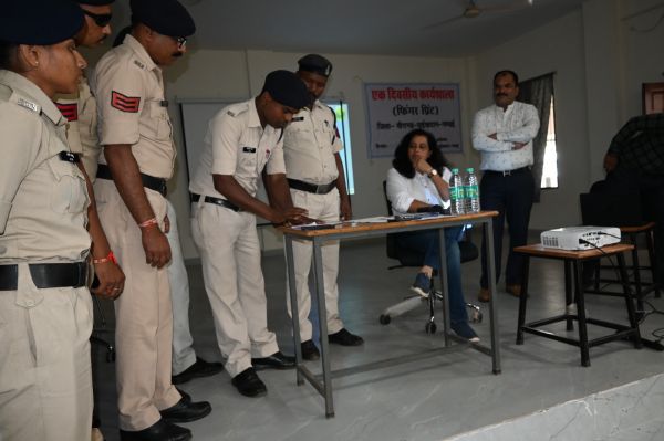 पुलिस कर्मियों ने फिंगर प्रिंट का लिया प्रशिक्षण