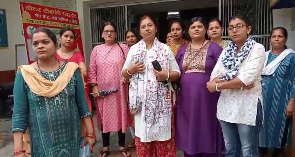 ऐश्वर्यम कॉलोनी का पहुंच मार्ग जर्जर, महिलाओं ने सौंपा ज्ञापन