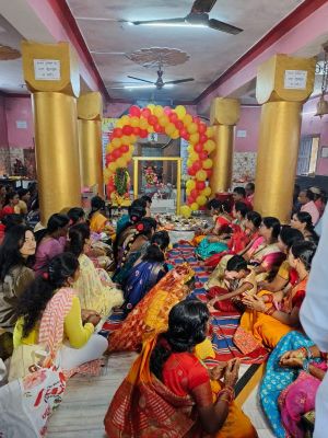 मंदिर में श्रीकृष्ण को चढ़ाया छप्पन भोग, युवाओं ने मटकी फोड़ चुराया माखन
