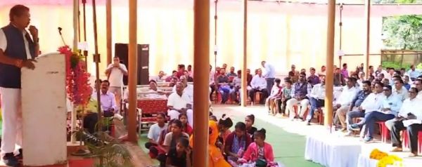 विधायक चंदन ने शिक्षक -शिक्षिकाओं का किया सम्मान