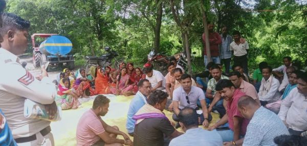 ट्रेलर की ठोकर, बाइक सवार की मौत, एक गंभीर
