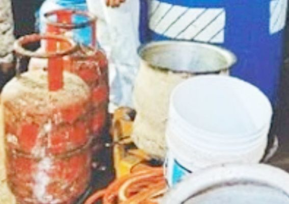 गुड़ से बनी शराब व सामान सहित आरोपी पकड़ाए 