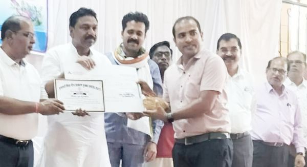 शिक्षादूत पुरस्कार से सम्मानित हुए थनेन्द्र