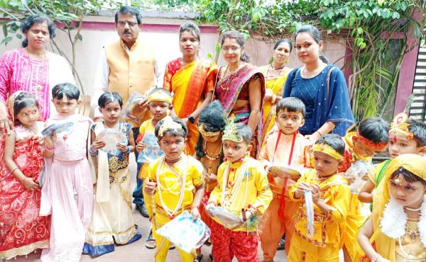 जन्माष्टमी की धूम, राधा-कृष्ण बनकर बच्चे पहुंचे स्कूल
