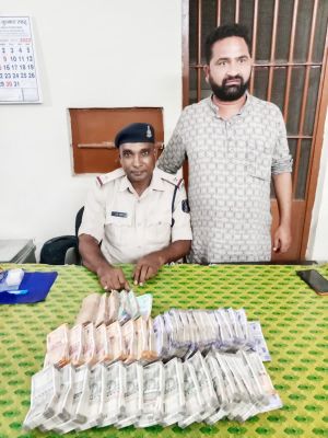 कार से मिले नगद 11 लाख