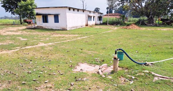 सरकारी हैंडपंपों में सबमर्सिबल पंप लगा खेतों की सिंचाई