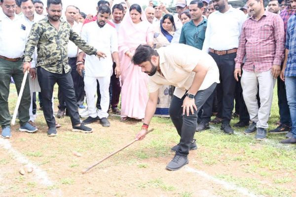 जिला स्तर छत्तीसगढिय़ा ओलंपिक : विधायक ने गिल्ली डंडा खेल कर की शुरुआत  
