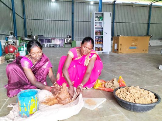 रीपा में महिलाएं बना रहीं गणेश मूर्ति