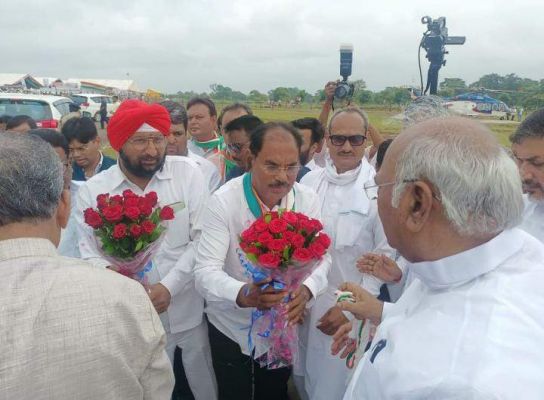 हफीज ने पुष्प गुच्छ भेंट कर खडग़े का किया स्वागत 