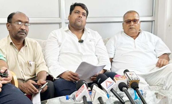 रेल्वे को खत्म करने की साजिश कर रही मोदी सरकार - मुदलियार
