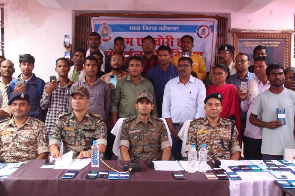 230 गुम मोबाइल एसपी ने पीडि़तों को सौंपा