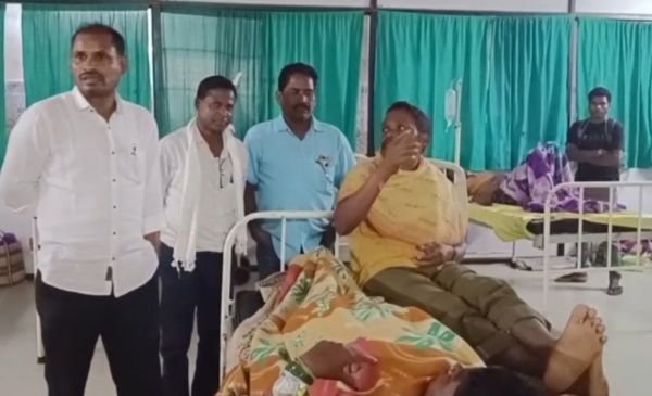 जिला अस्पताल की  व्यवस्था सुधारने कलेक्टर को सौंपा ज्ञापन